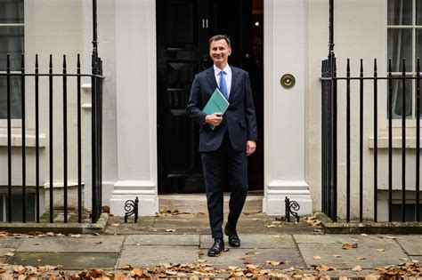 UK autumn statement: Jeremy Hunt cuts tax in bid to cheer gloomy Tories